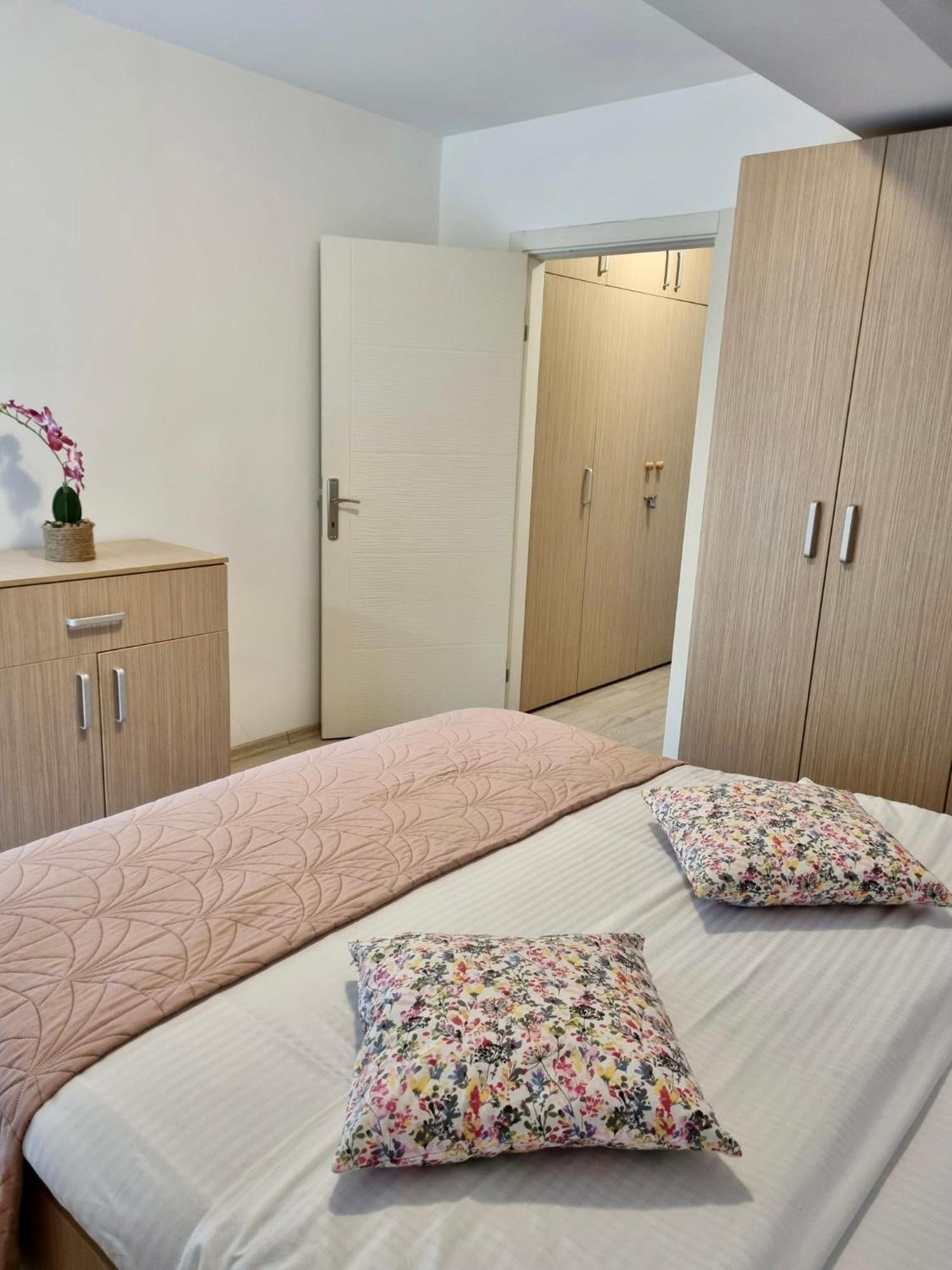 Fly Airport Residences & Therme-Self Check-In โอโตเปนี ภายนอก รูปภาพ